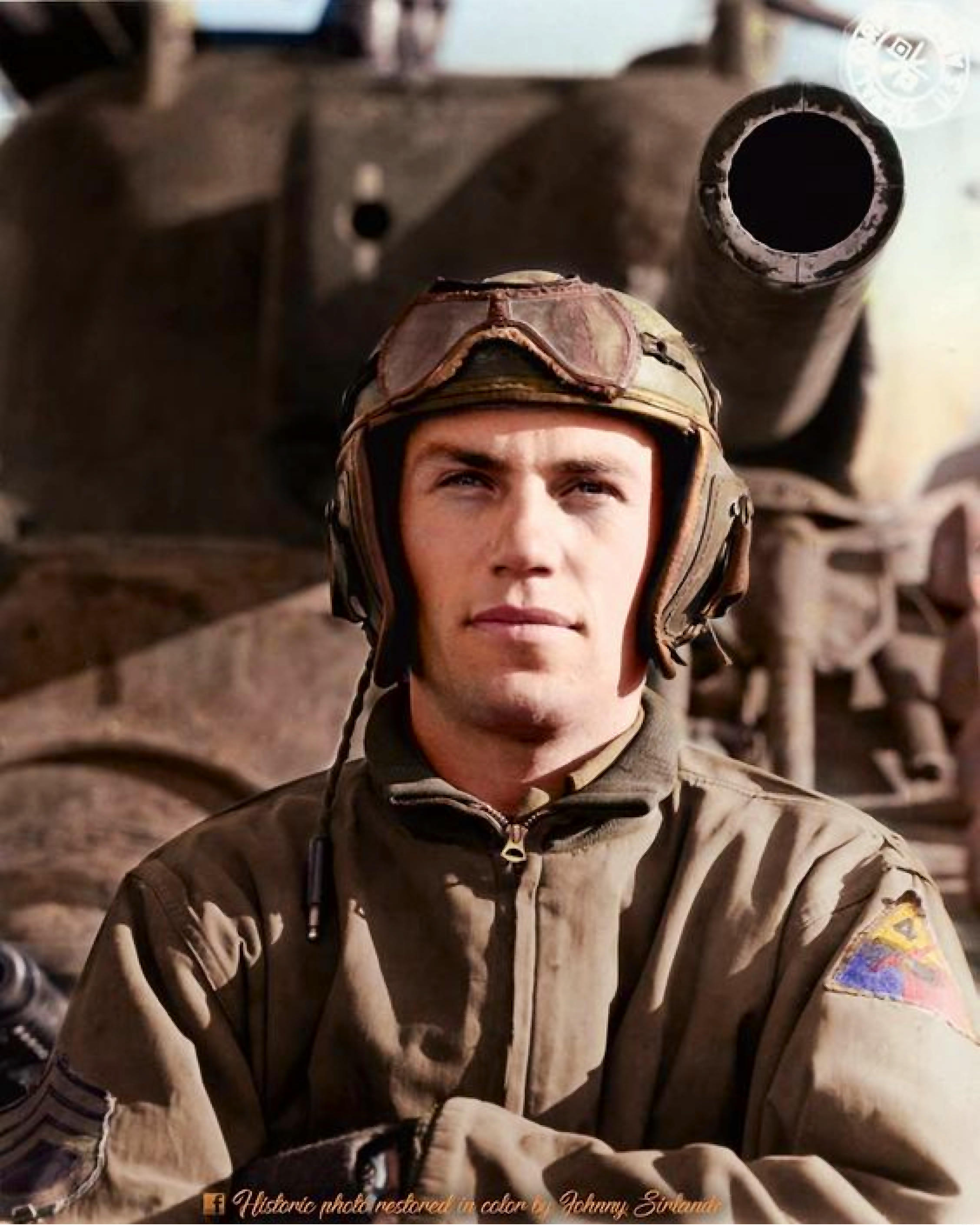 Sargento do Exército dos EUA em frente a um tanque Sherman